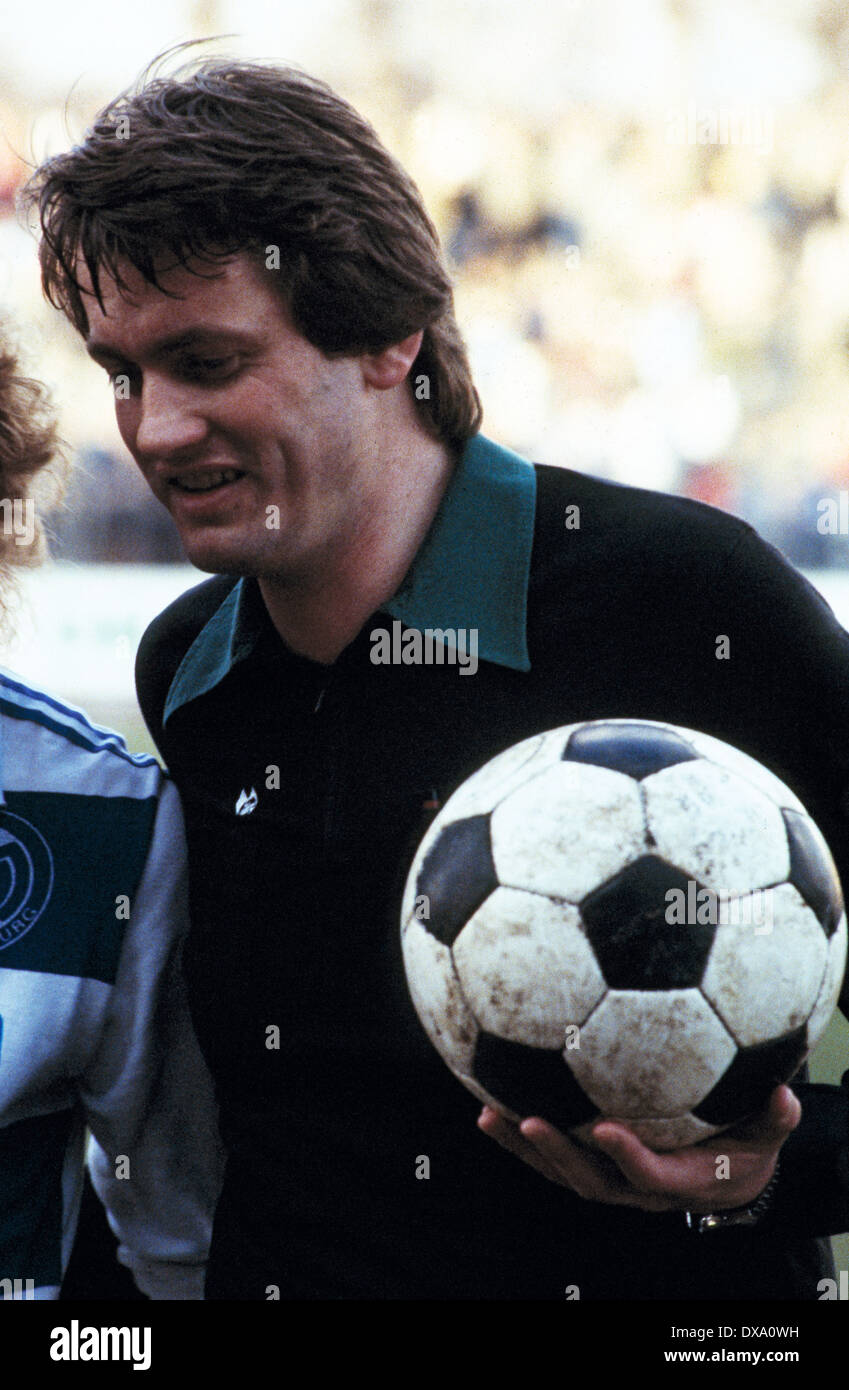 Fútbol, Bundesliga, 1981/82, Wedau Stadium, MSV Duisburg versus Hamburger SV 1:2, el árbitro, Karl-Heinz Tritschler Foto de stock