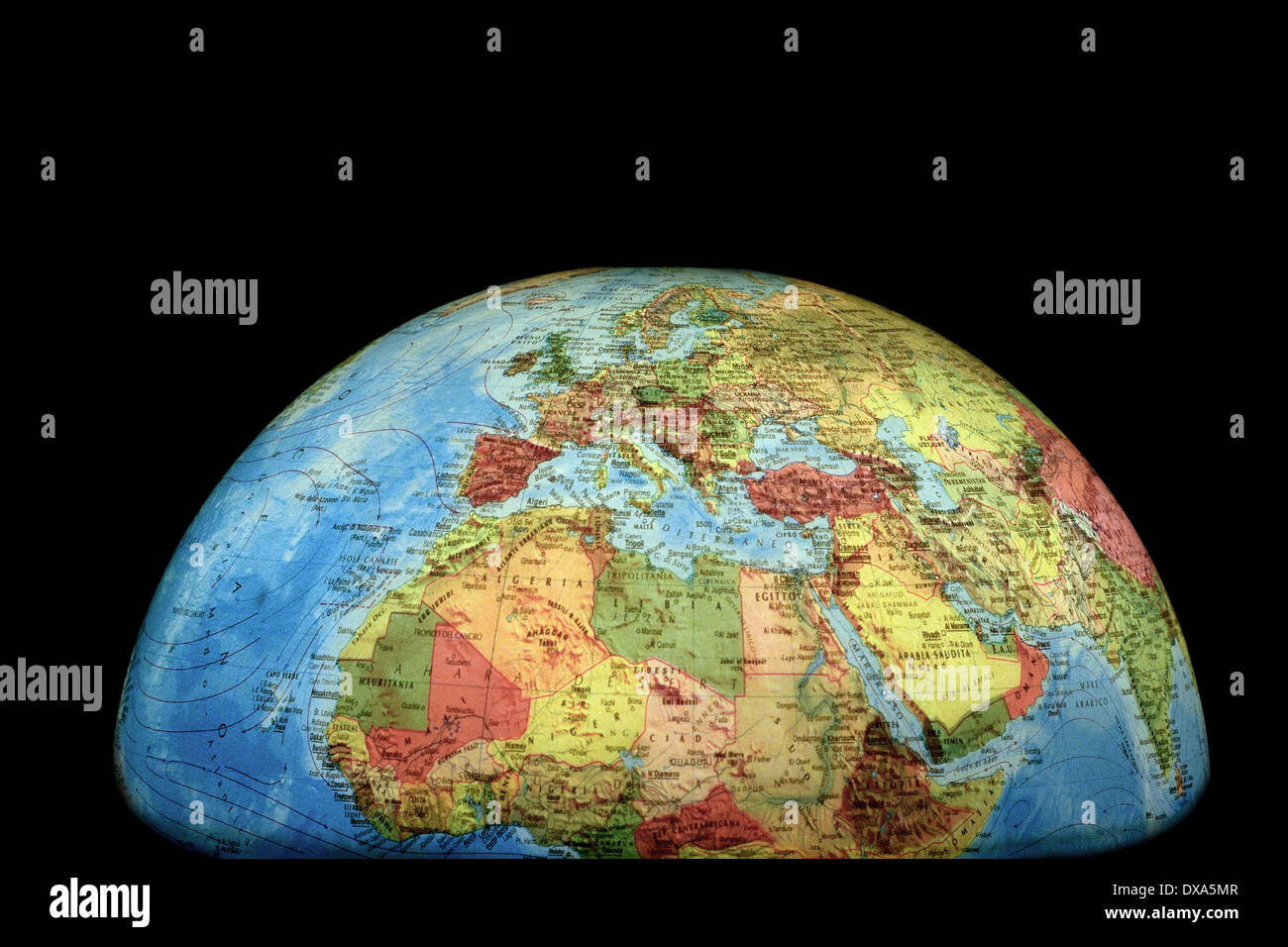 Vista de mapa del mundo globo iluminado con fondo negro Foto de stock
