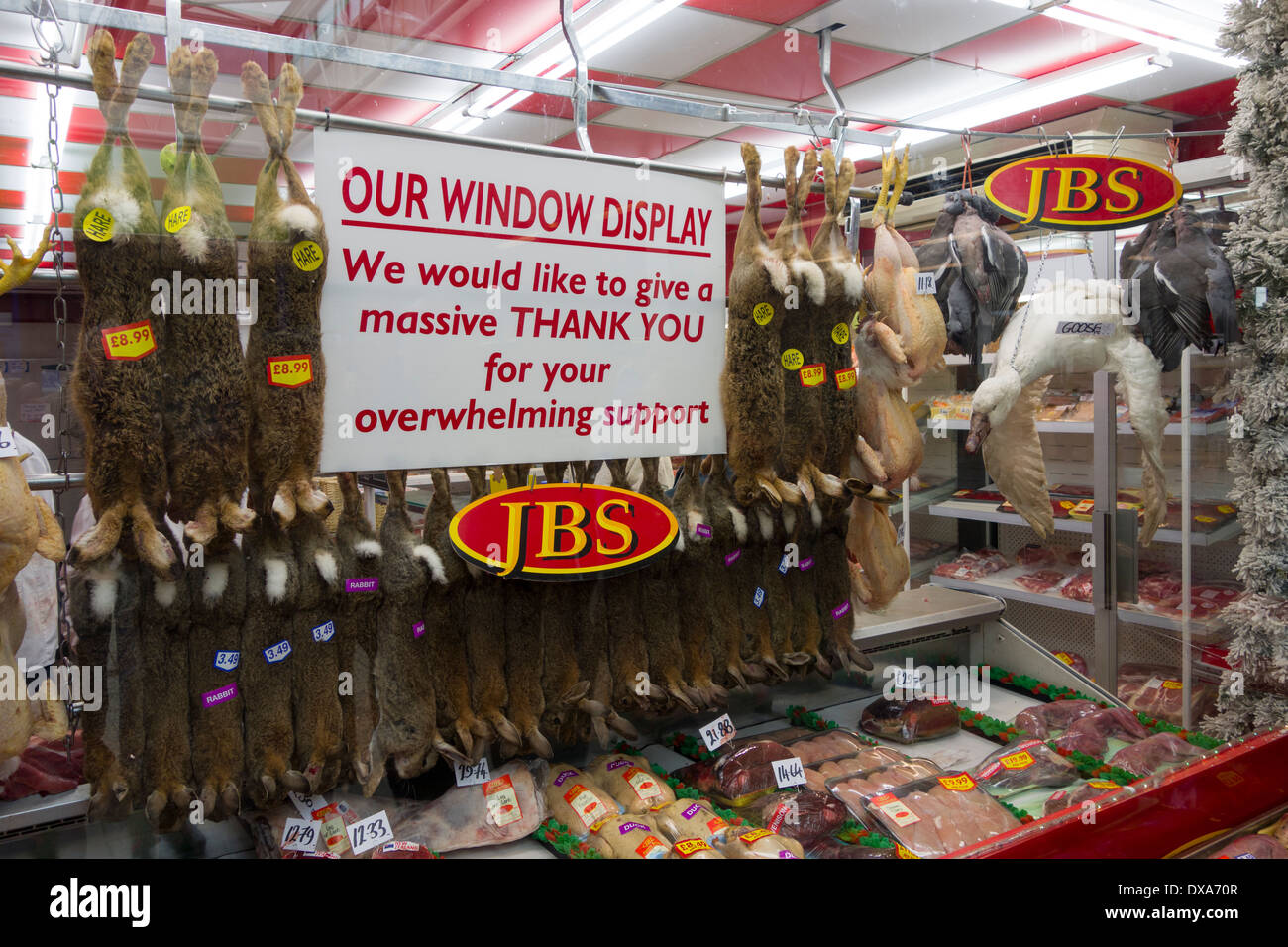 La recientemente restaurada de visualización de ventana de carnicero en Sudbury, tomado previamente abajo porque algunos compradores se encuentran ofensivo. Foto de stock