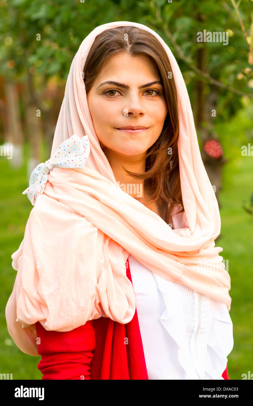 Hermosa mujer de oriente medio en rosa bufanda. Foto de stock