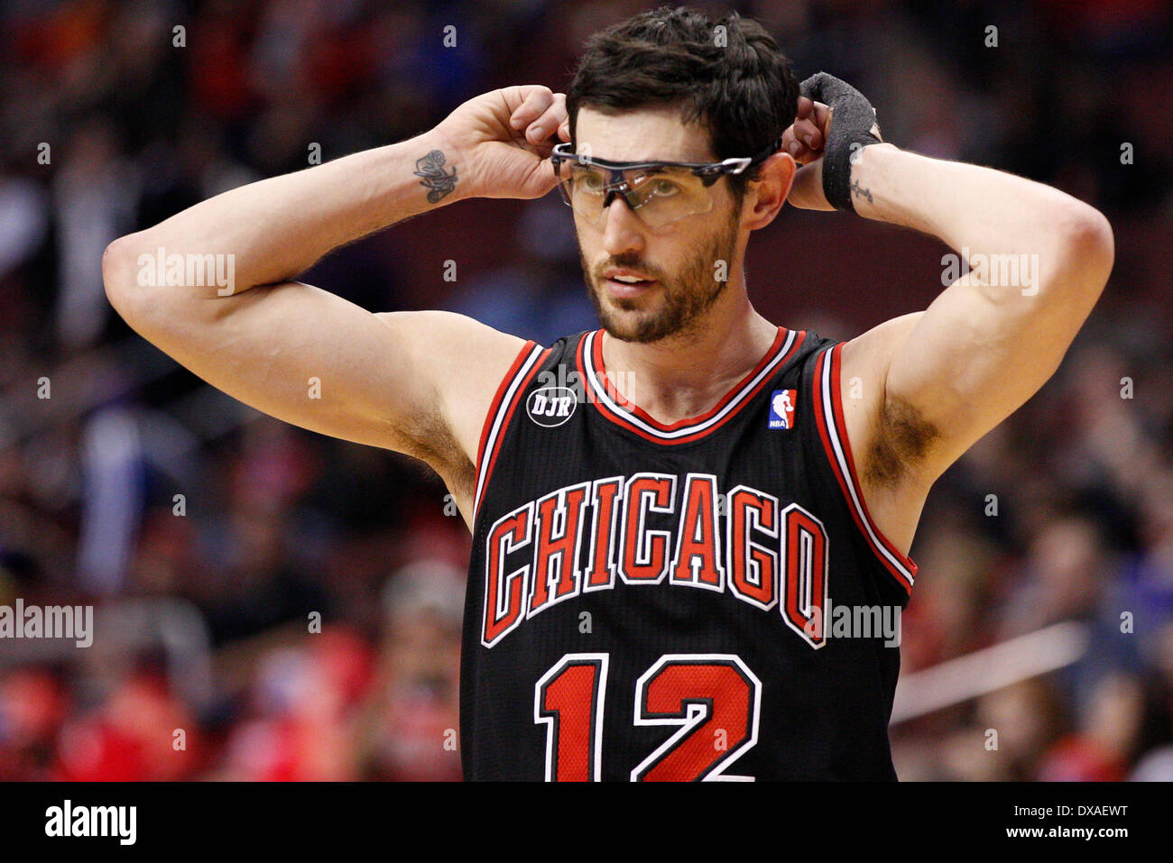 Marzo 19, 2014: Chicago Bulls guard Kirk Hinrich (12) mira como él fija sus  gafas durante el partido de la NBA entre los Chicago Bulls y los 76ers de  Filadelfia en el