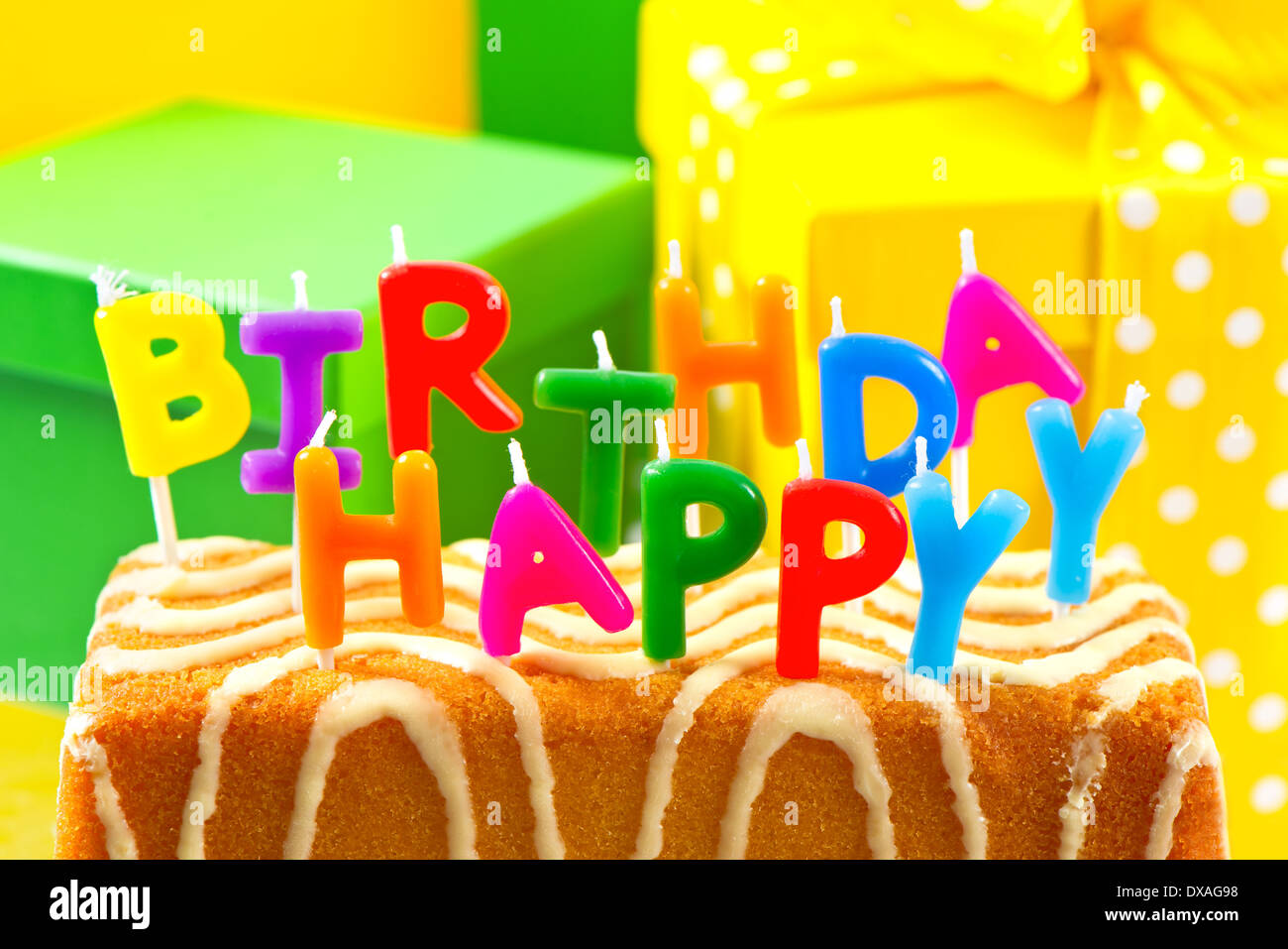 Feliz cumpleaños. tarta de cumpleaños con carta de velas y regalos  Fotografía de stock - Alamy