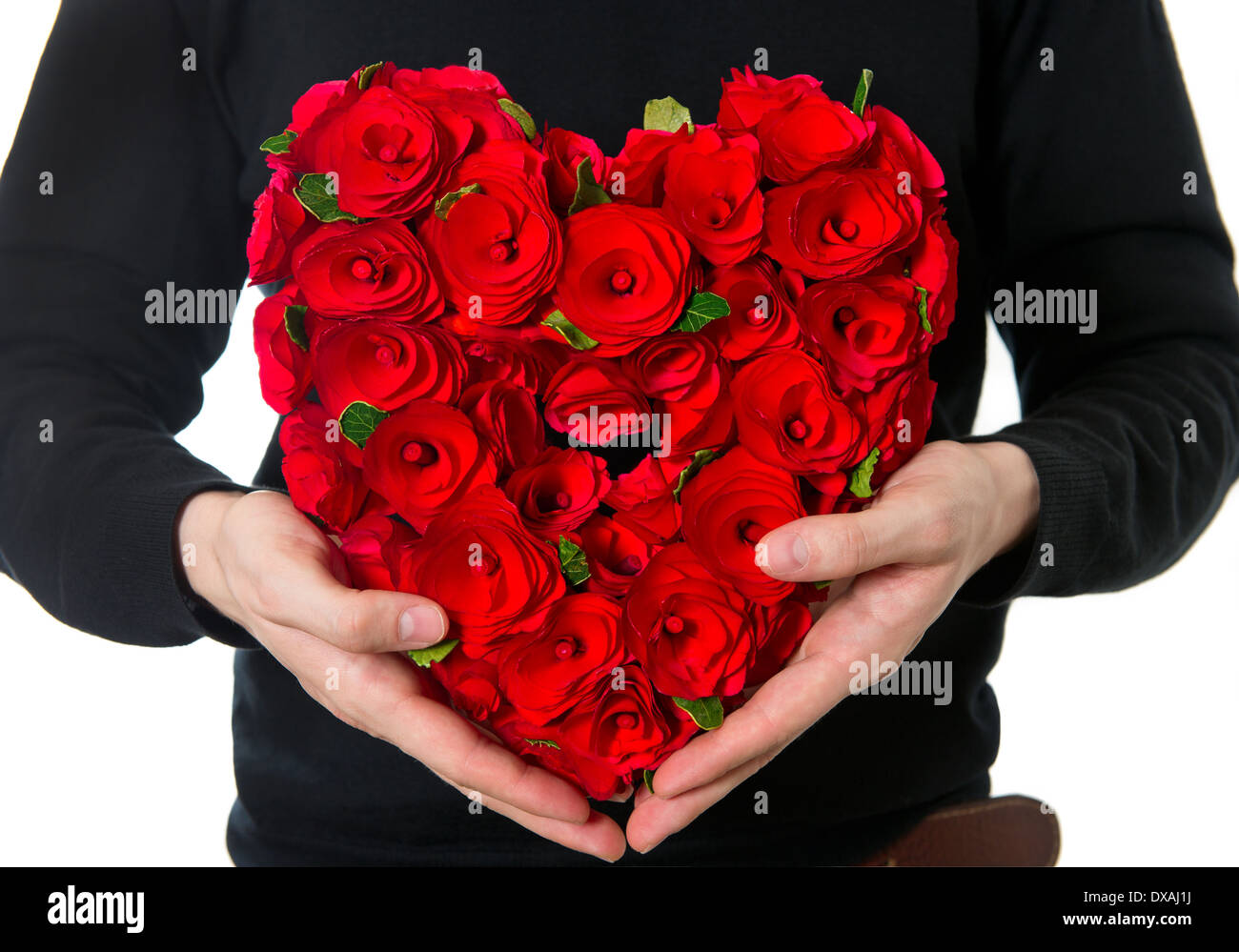 Las manos del hombre con rosas rojas. ramo de flores en forma de corazón  Fotografía de stock - Alamy