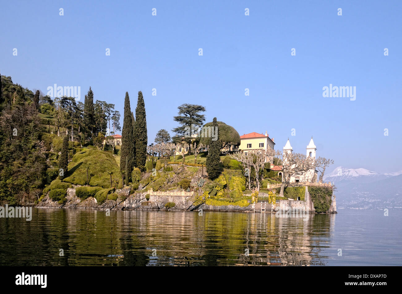 Villa del Balbianello tomada de un barco en el Lago Como la Villa es hermosa y reconocibles de Star Wars y Casino Royale Foto de stock