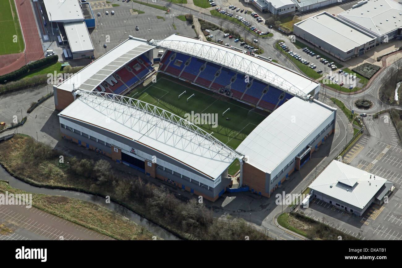 Vista aérea de la DW Stadium, hogar del Wigan Athletic Club de Fútbol y el Wigan Warriors Rugby League Club Foto de stock