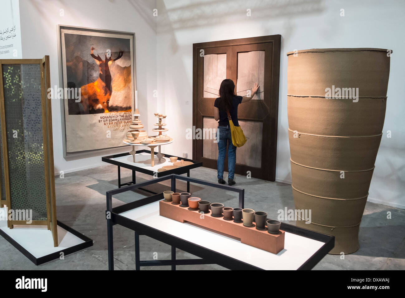 Consejo de artesanía británica exhibición en días de diseño en Dubai feria internacional anual del mobiliario y el diseño interior justo Foto de stock