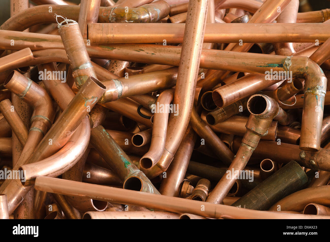 Masa de tubos de cobre para fontanería descartado y ahora chatarra 15 20 mm  tubo de empalme soldado sin plomo Fotografía de stock - Alamy