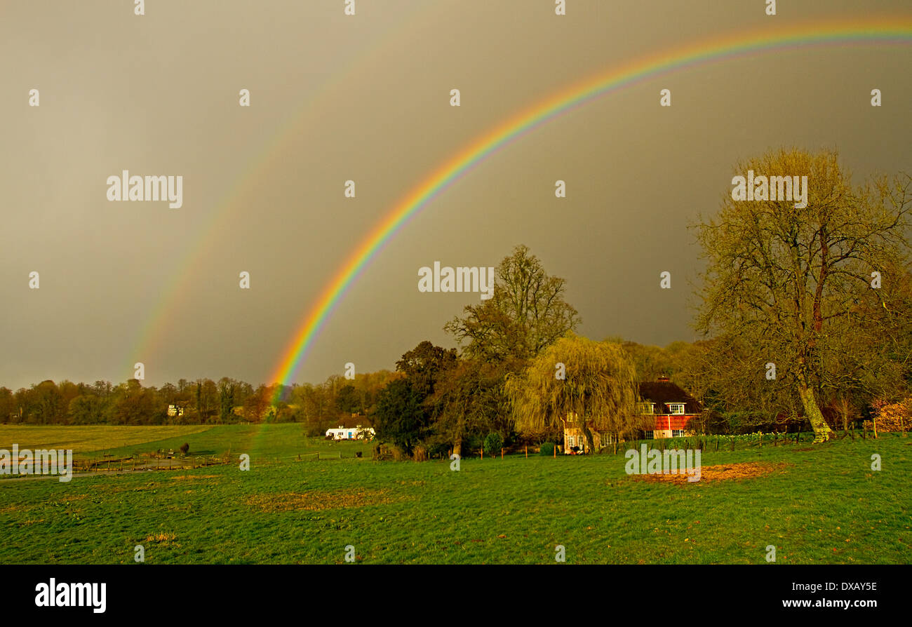 Olla de Oro al final del arco iris Foto de stock