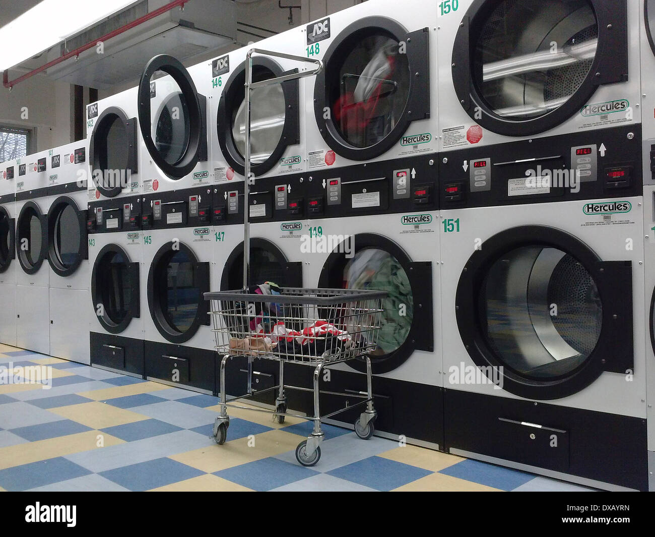 Máquinas de lavar ropa en una lavandería en Nueva York el viernes, 8 de  septiembre de 2017. (© Richard b. Levine Fotografía de stock - Alamy