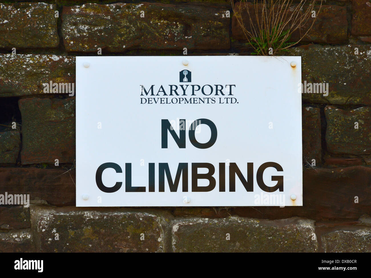 Señal de advertencia, "ACONTECIMIENTOS ARYPORT LTD. Ninguna escalada' del puerto, Maryport, Cumbria, Inglaterra, Reino Unido, Europa. Foto de stock