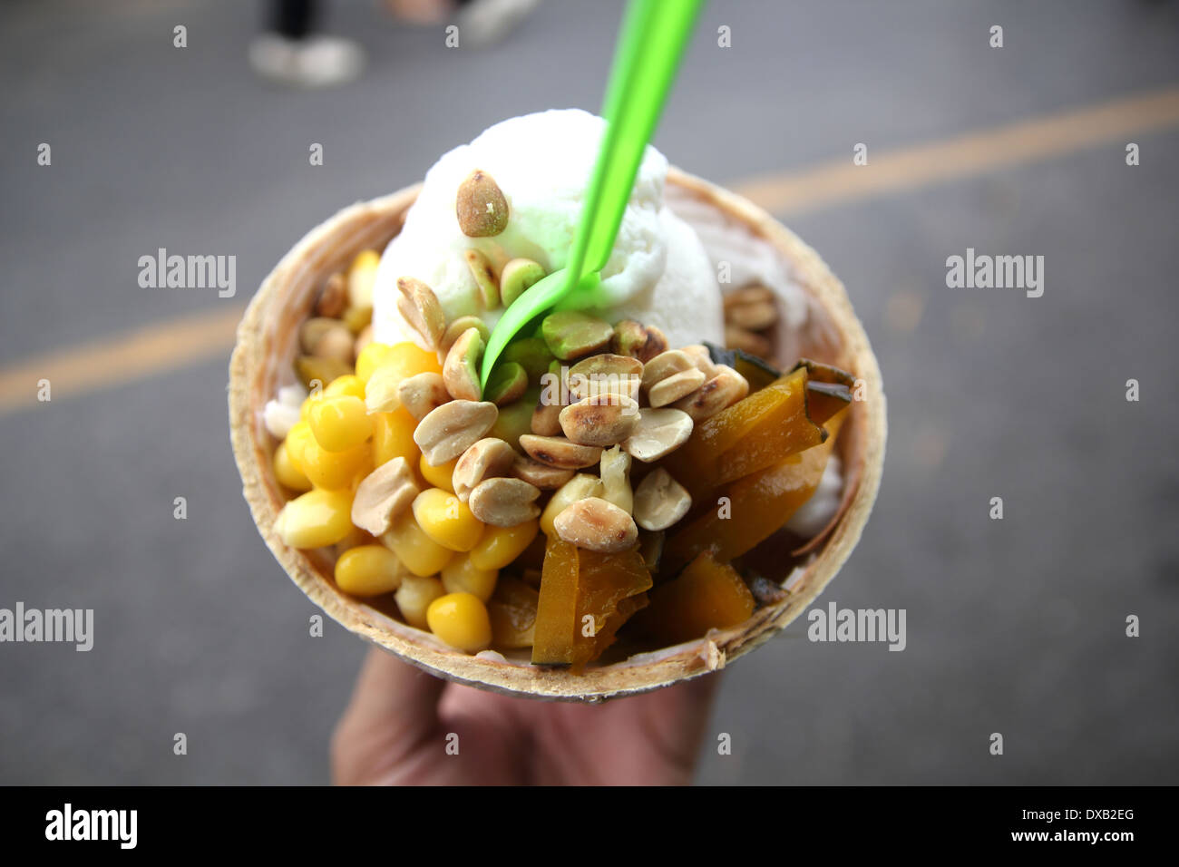 Coco helado con topping Foto de stock