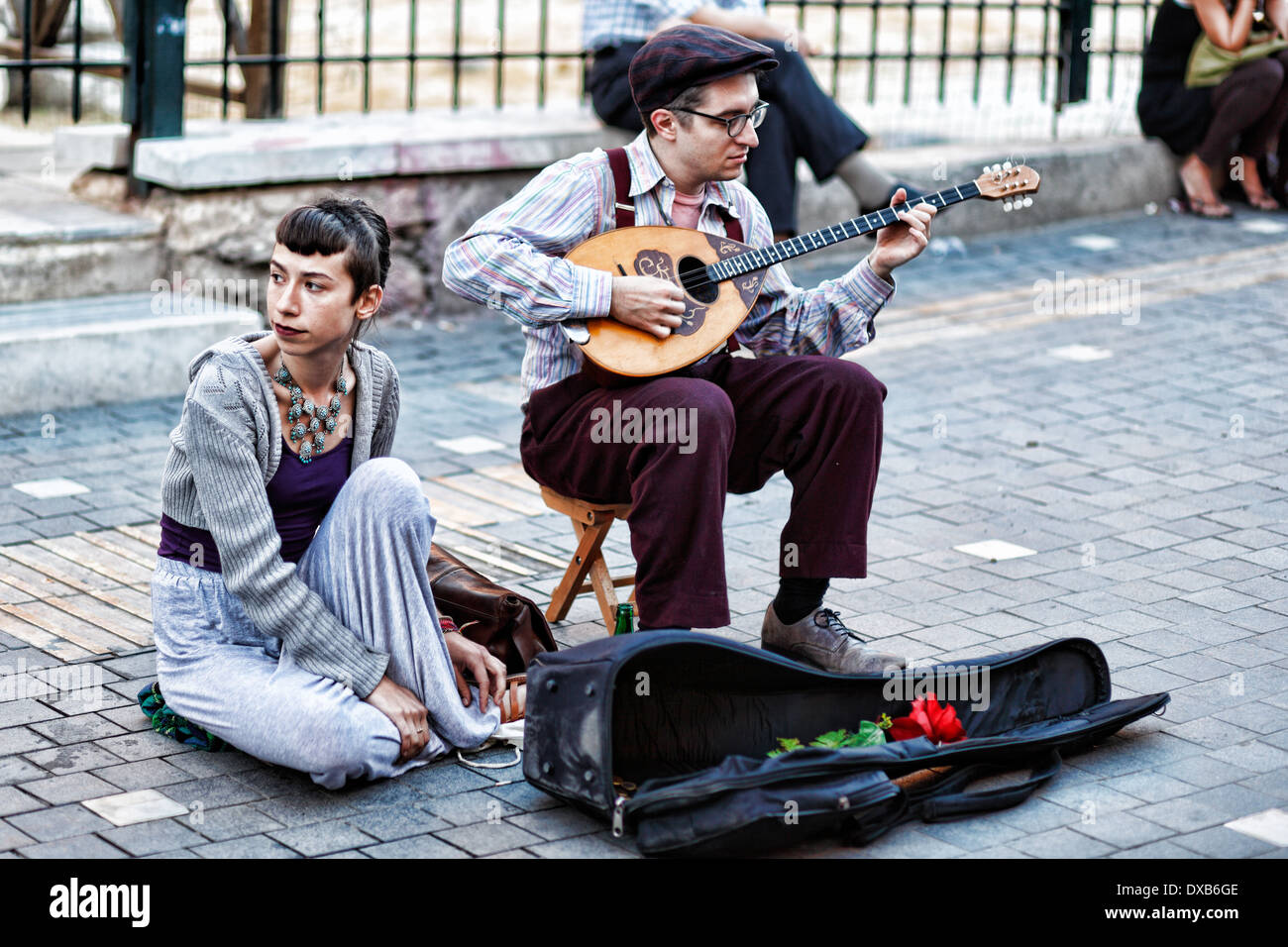 Bouzouki músicos tocando en la calle de Atenas, Grecia Fotografía de