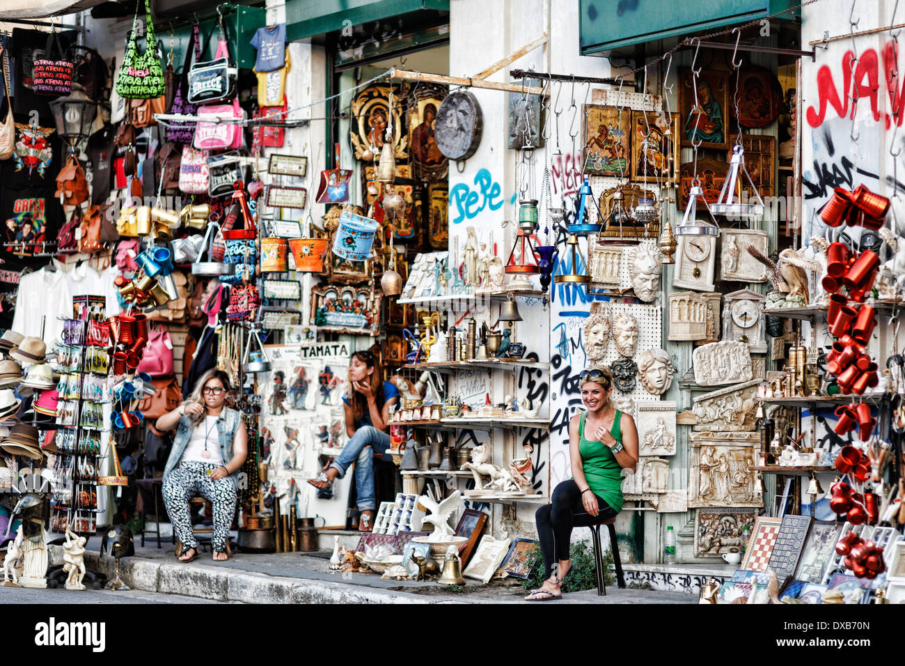 Tienda de souvenirs en las calles de Atenas, Grecia Foto de stock