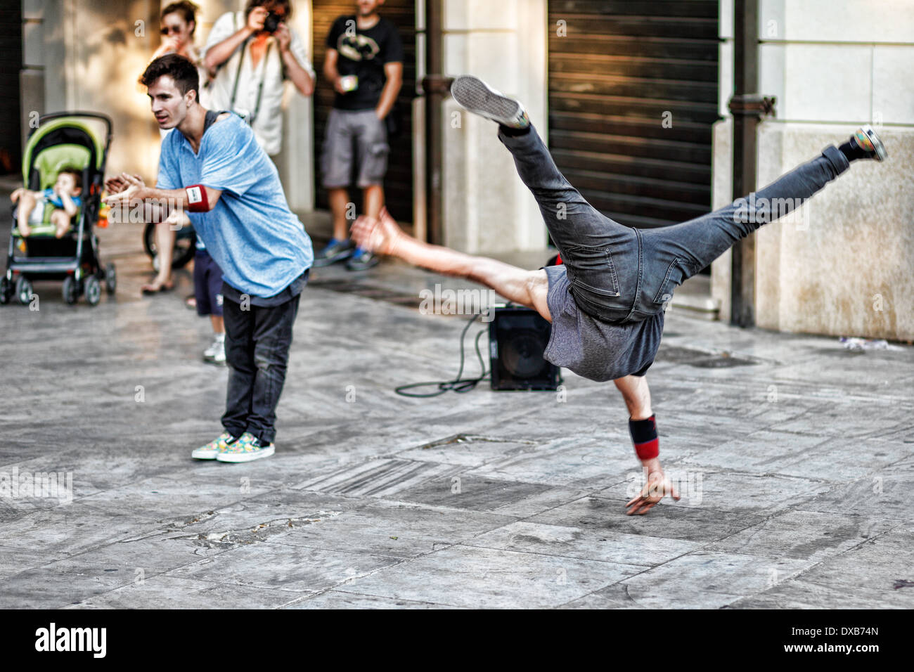 Breakdancers en las calles de Atenas, Grecia Foto de stock