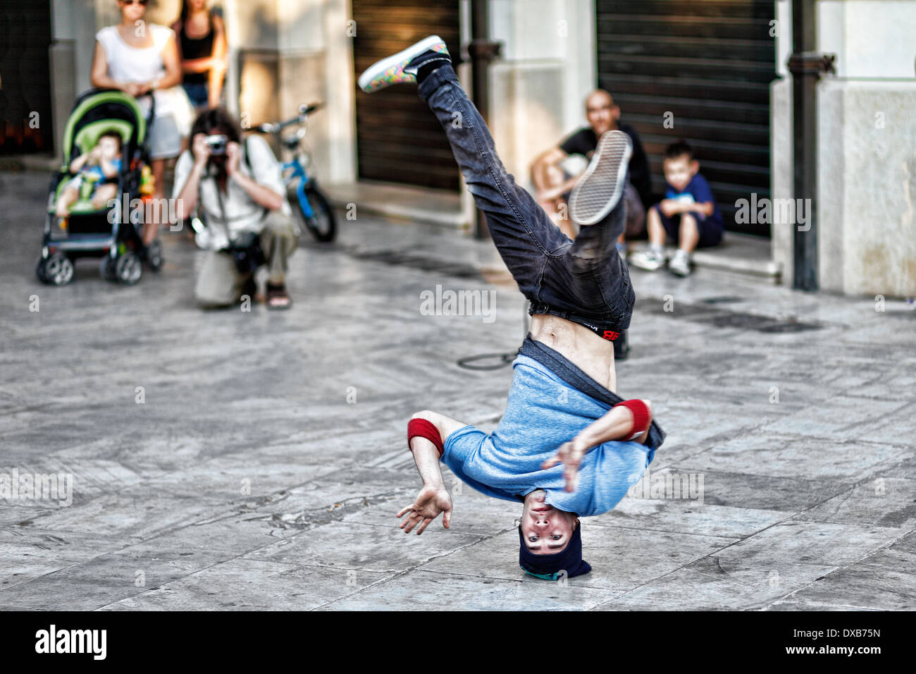 Breakdancers en las calles de Atenas, Grecia Foto de stock