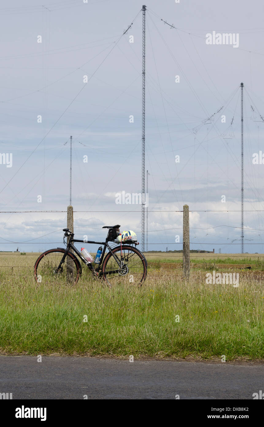 Una bicicleta de touring Anthorn Cyclo, cerca de la estación de radio cerca de Carlisle, Inglaterra Foto de stock