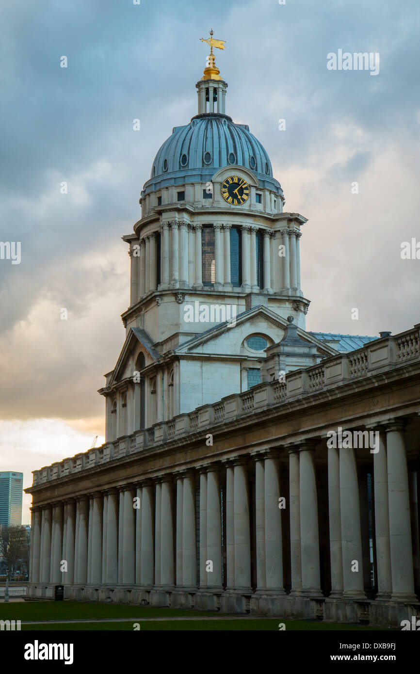 Una de las torres del Old Royal Naval College en Greenwich Foto de stock