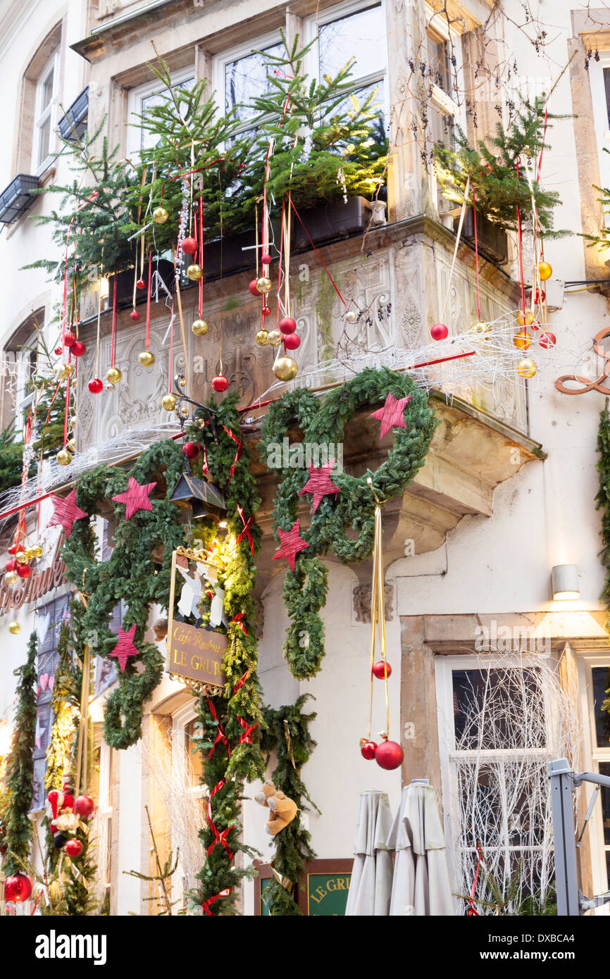 Adornos de Navidad en el exterior de un restaurante en Estrasburgo, Francia Foto de stock