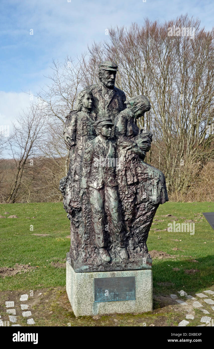La escultura Familien (la familia) a la entrada al Parque Nacional Rebild de Jutlandia, Dinamarca Foto de stock