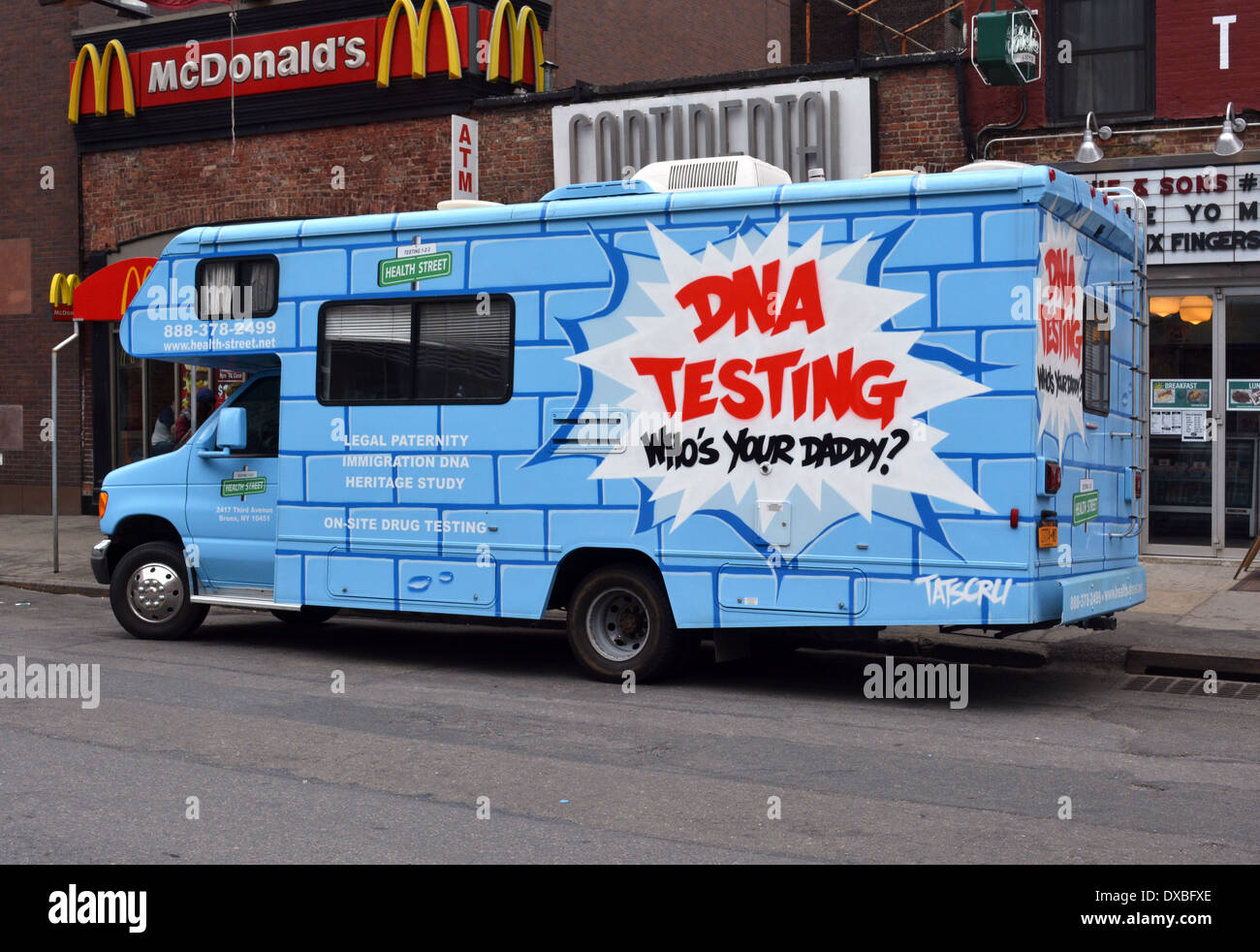 Un camión de salud haciendo la calle, droga, móviles del ADN de paternidad y las pruebas de drogas estacionados en la Tercera Avenida en el East Village, en la ciudad de Nueva York Foto de stock