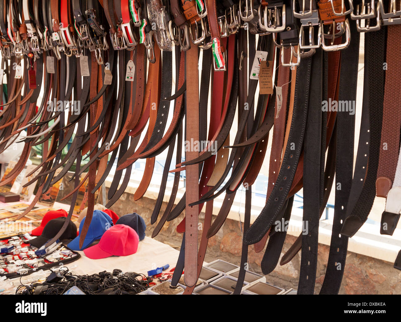 Cinturones de cuero en venta en Villaricos village market, Almería Andalucía  España Europa Fotografía de stock - Alamy