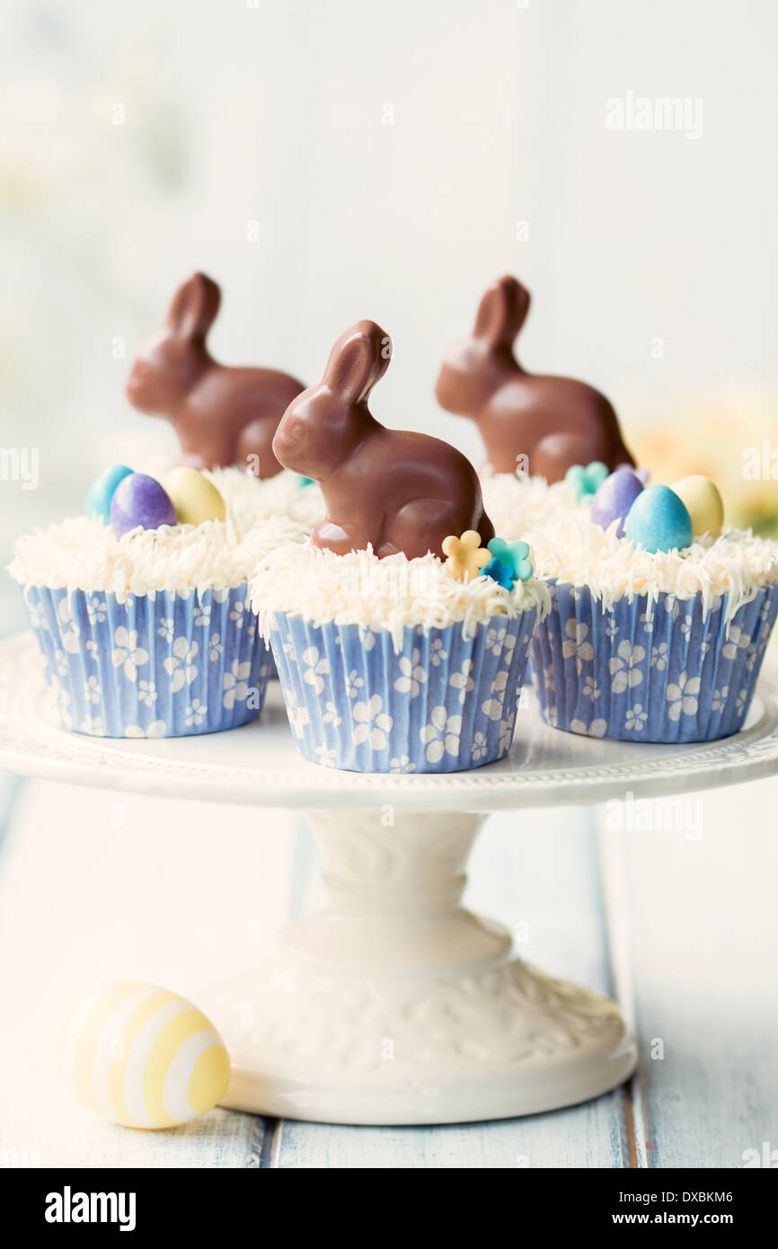 Las magdalenas decoradas con chocolate conejitos de Pascua Foto de stock