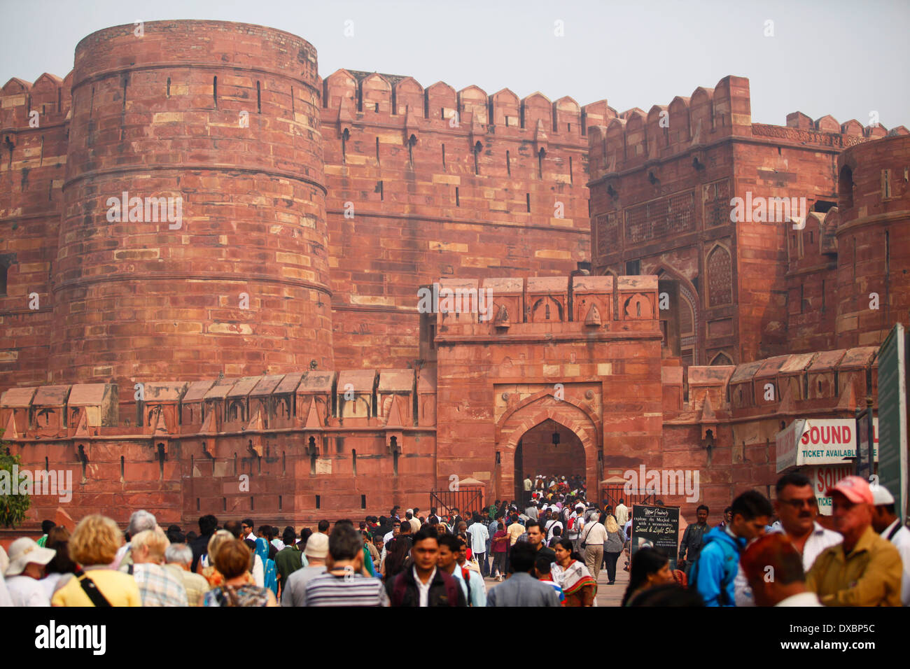 La entrada principal de la "Fortaleza Roja". Agra, Uttar Pradesh, India. Foto de stock