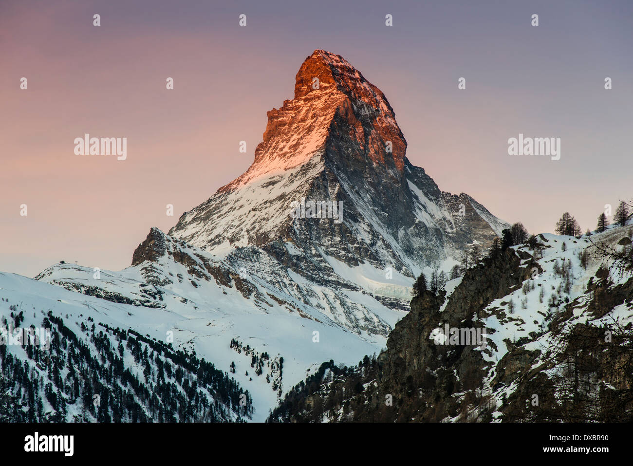 Vista invernal de Matterhorn al amanecer, Zermatt, Vales o Valais, Suiza Foto de stock