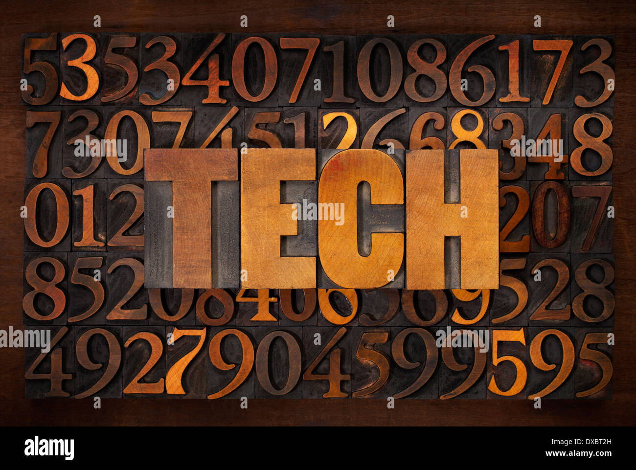 Tech (Tecnología) en word en tipografía vintage tipo de madera contra varios antecedentes Foto de stock