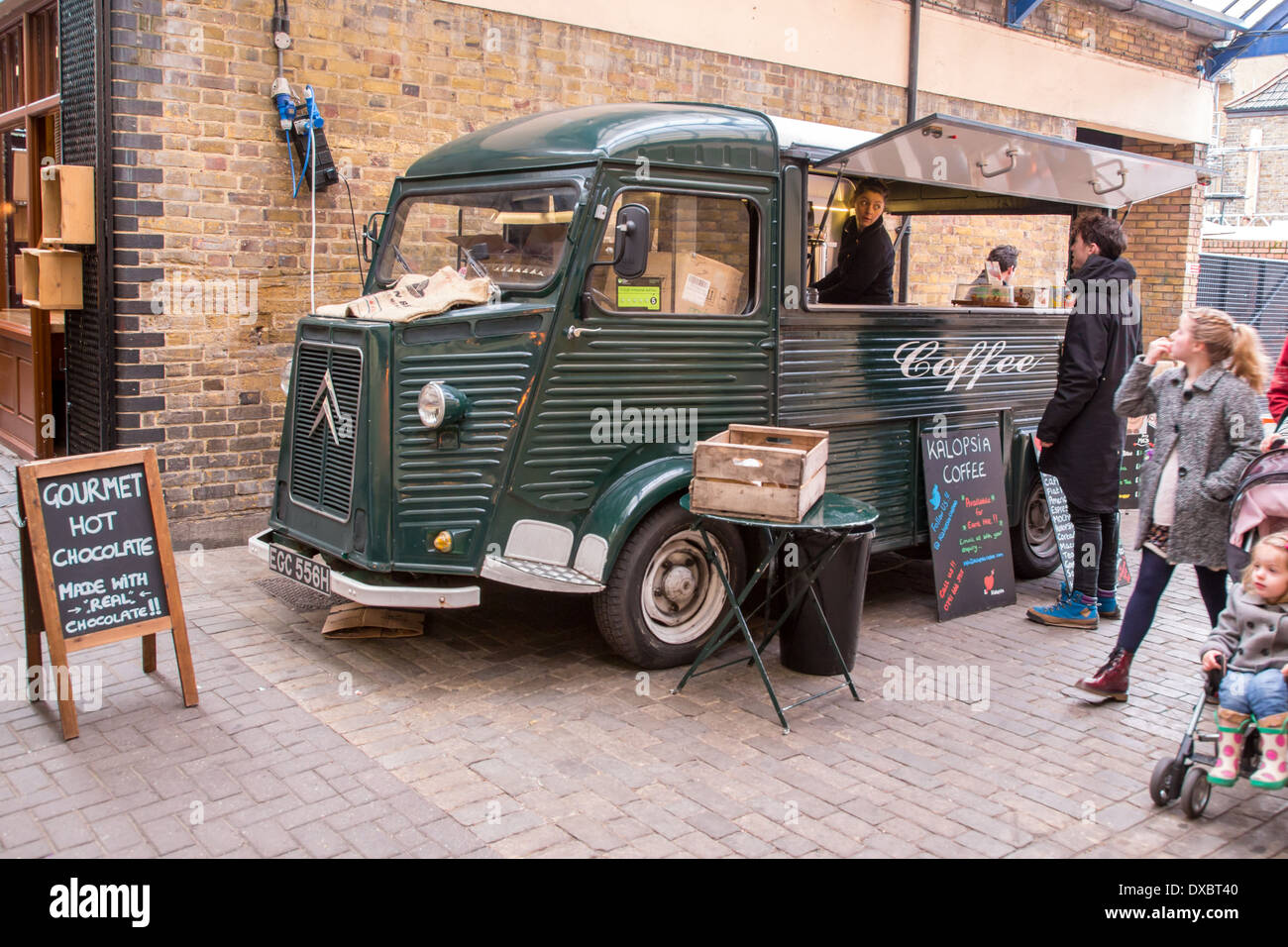 Móvil proveedor de bebidas calientes, el mercado de Greenwich, Londres Foto de stock