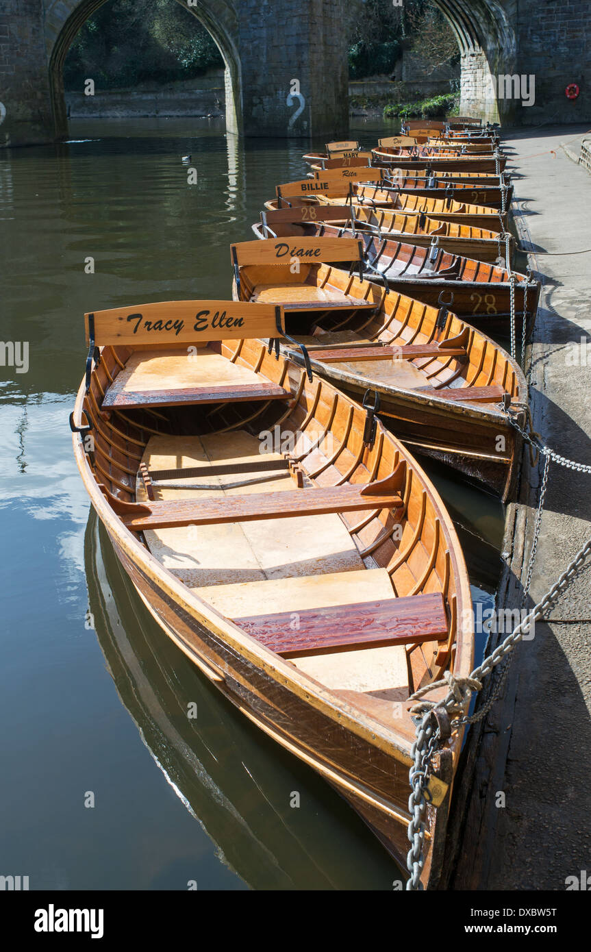 Barcas de remo de madera sobre el río desgaste en Durham noreste de Inglaterra de marzo de 2014 Foto de stock