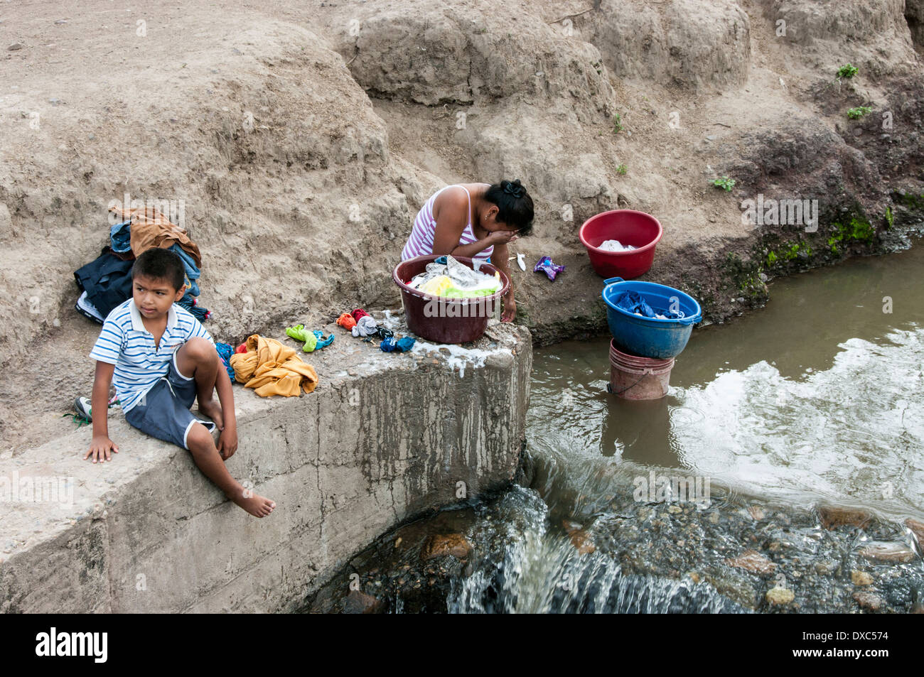 Mujer peruana lavando ropa en el rí, Perú Fotografía de stock - Alamy