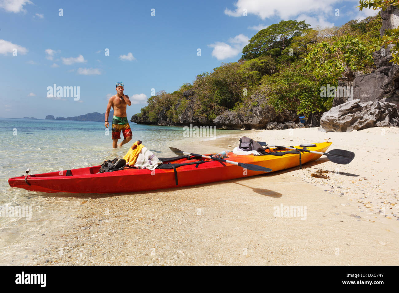 Kayak de mar en la playa solitaria Foto de stock