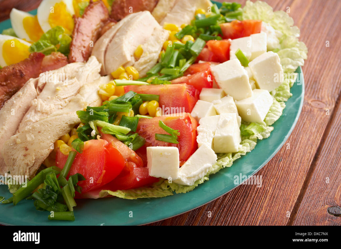 Ensalada Cobb - colorido plato abundante ensalada de tamaño con bacon, pollo, huevos, maíz, - un plato principal ensalada jardín americano Foto de stock