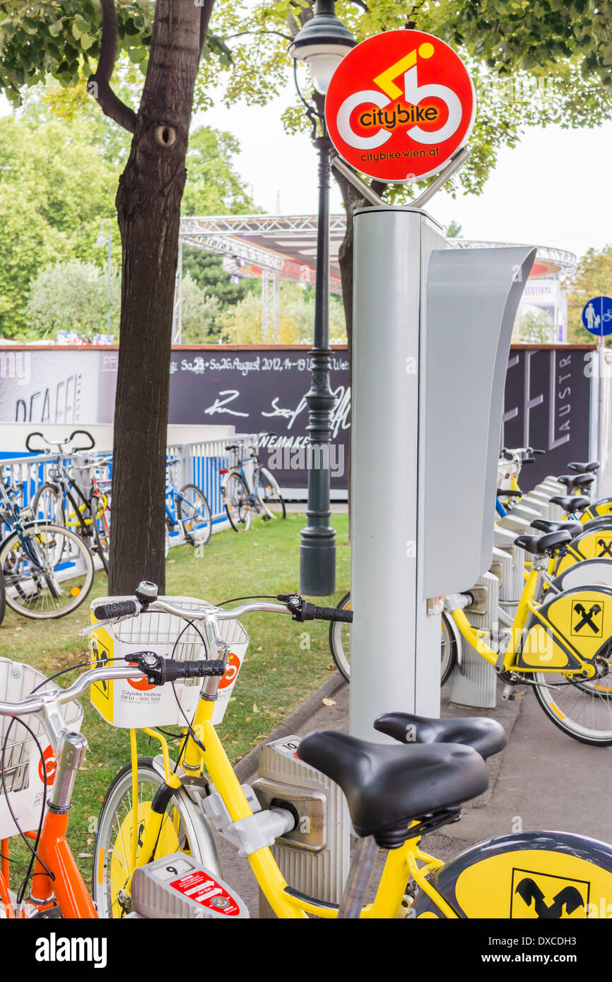 Bicicletas en una estación de la bicicleta vienés compartir bicicleta de ciudad  sistema , Viena, Austria Foto de stock