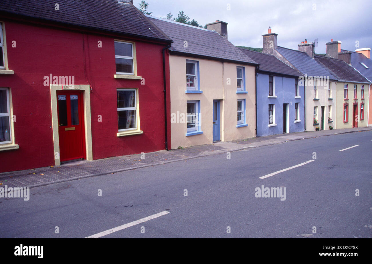 Colorido old casas adosadas en el pueblo pesquero de Union Hall, Condado de Cork, Irlanda Foto de stock