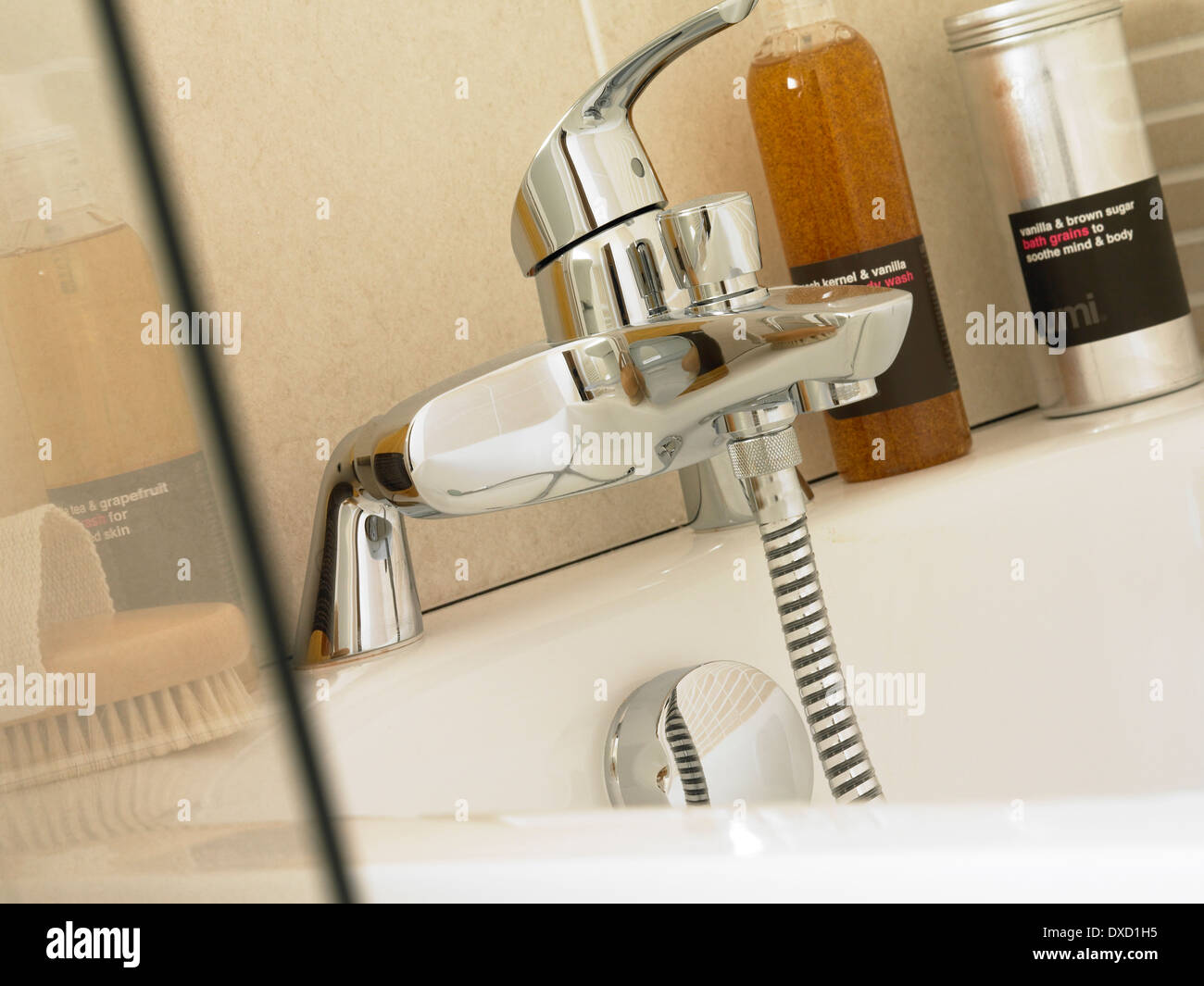 Botellas de tocador de baño compacto en ventosas de estantería, fijación en  pared de azulejos sin perforar Fotografía de stock - Alamy