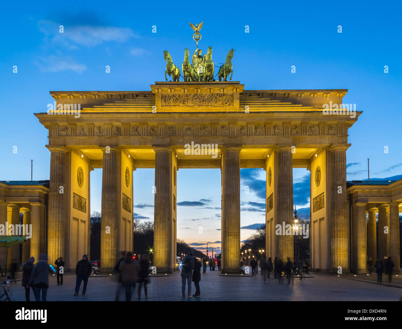 Puerta de Brandeburgo, Berlín, Alemania, Europa al atardecer Foto de stock