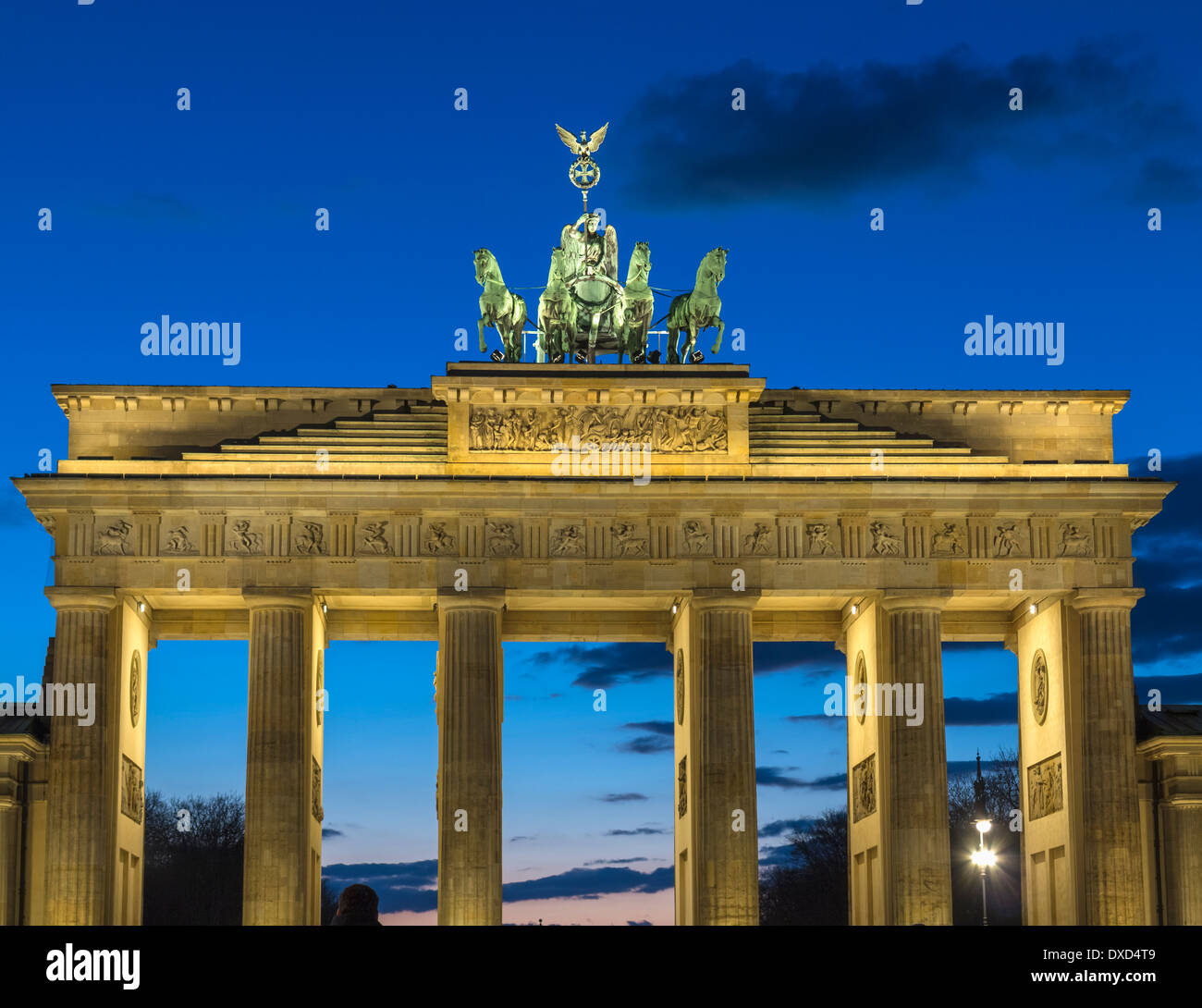 La Puerta de Brandeburgo, Berlín, Alemania, Europa al atardecer Foto de stock
