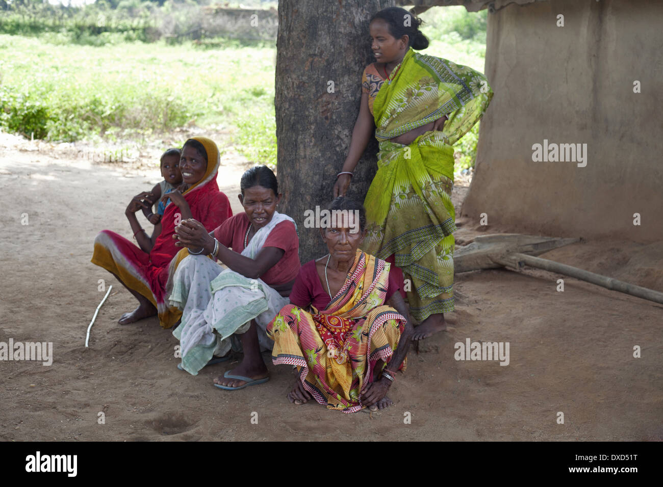 Grupo de mujeres tribales lesure disfrutando del tiempo. Soren tribu. Jamuniatand Village, distrito de Bokaro, Jharkhand Foto de stock