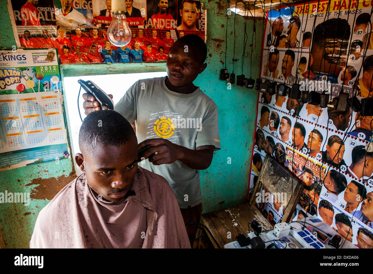 Una peluquería y un cliente en una peluquería en Malawi, Africa. Foto de stock