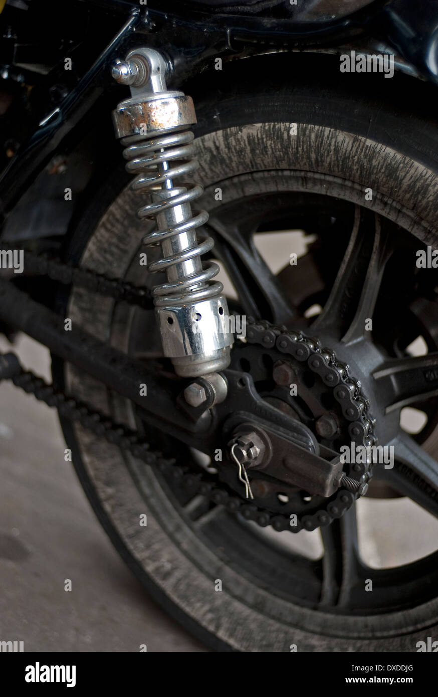 Classic moto Yamaha muelle de la suspensión trasera y la cadena de  transmisión Fotografía de stock - Alamy