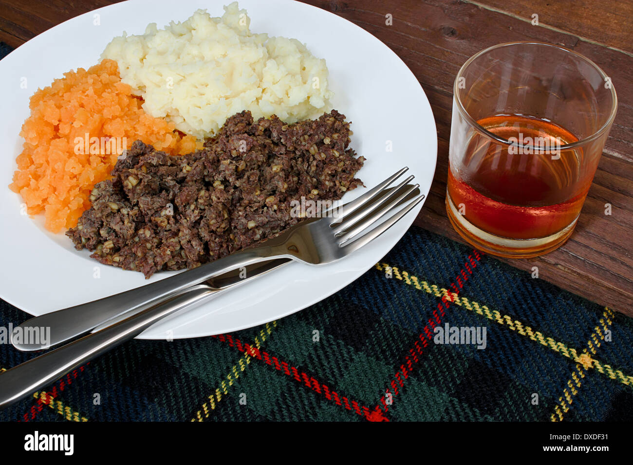 Tradicional escocesa haggis, neeps y tatties con whisky también conocido como quema la cena. Foto de stock