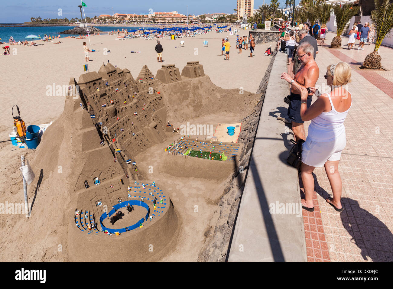 Elaborar arena escultura tallada con campo de fútbol y la plaza de toros en  la Playa de la playa de Las Vistas en Los Cristianos, Tenerife Fotografía  de stock - Alamy