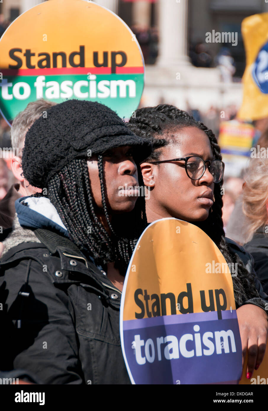 En la lucha contra el Racismo de la ONU día miles de marzo en Londres para el día de Acción de la UE contra el racismo y la victimización de los inmigrantes. Foto de stock