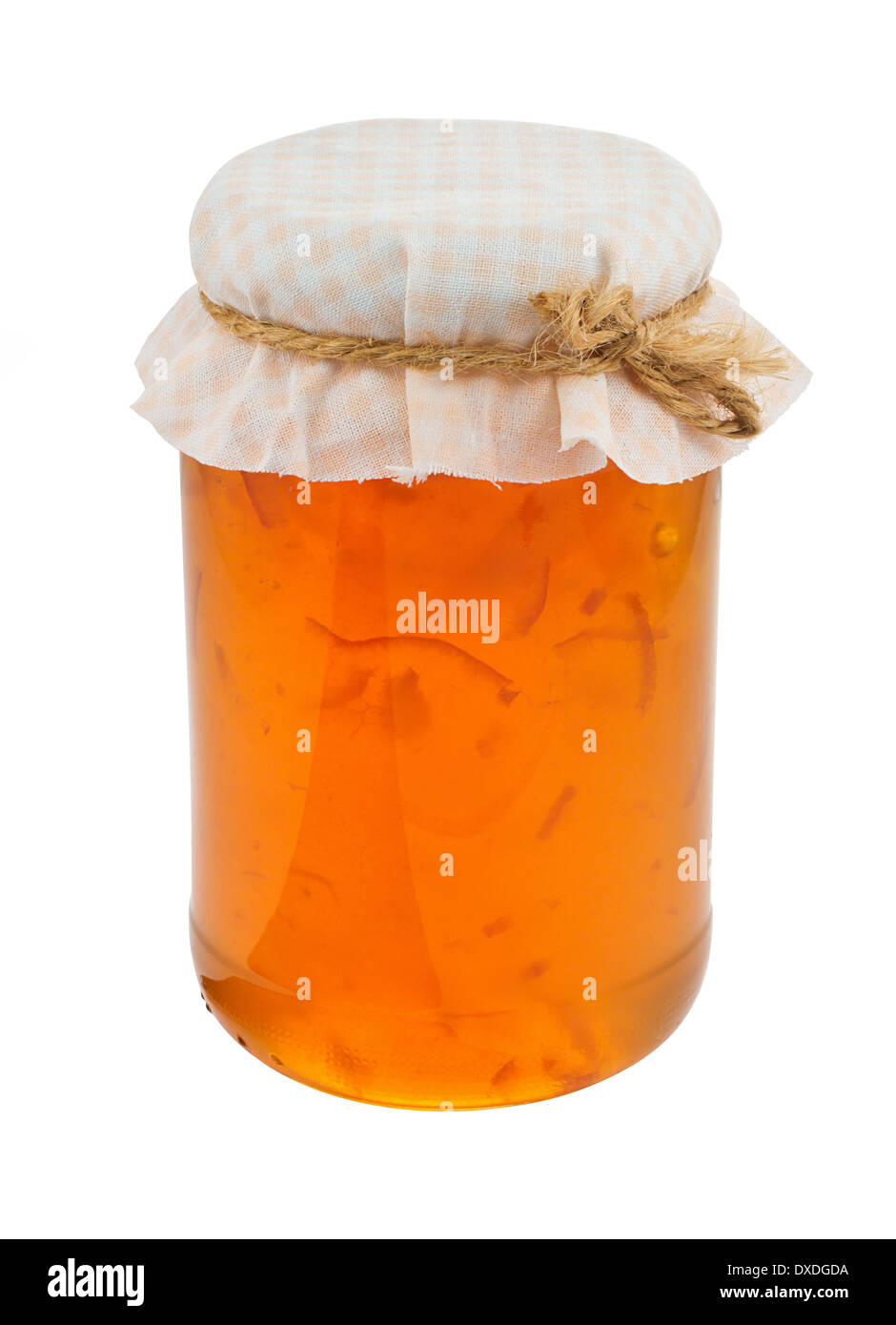 Una mermelada de fruta popular conservar en un frasco con tapa de tela tradicionales aislados sobre un fondo blanco. Foto de stock