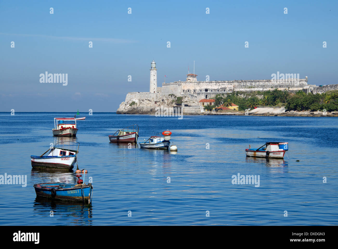 Los barcos de pesca y Castillo del Morro La Habana Cuba Foto de stock