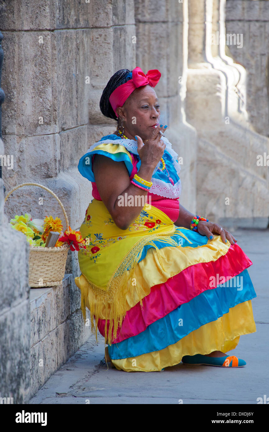 Mujer vistiendo coloridos vestidos tradicionales de la Vieja Habana Cuba de stock - Alamy