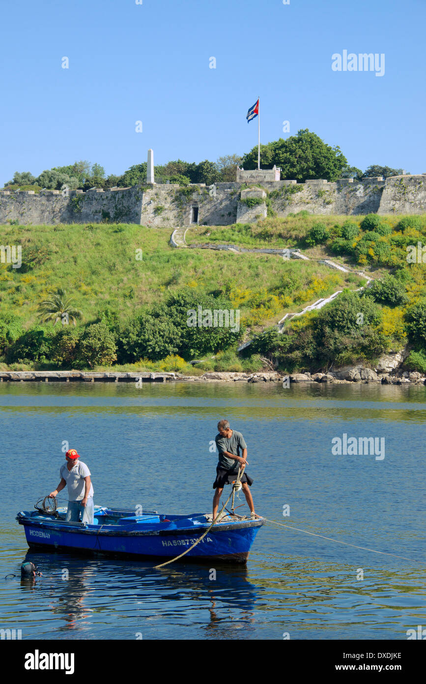 Dos hombres en el barco con los buceadores en el agua la Vieja Habana Cuba Foto de stock