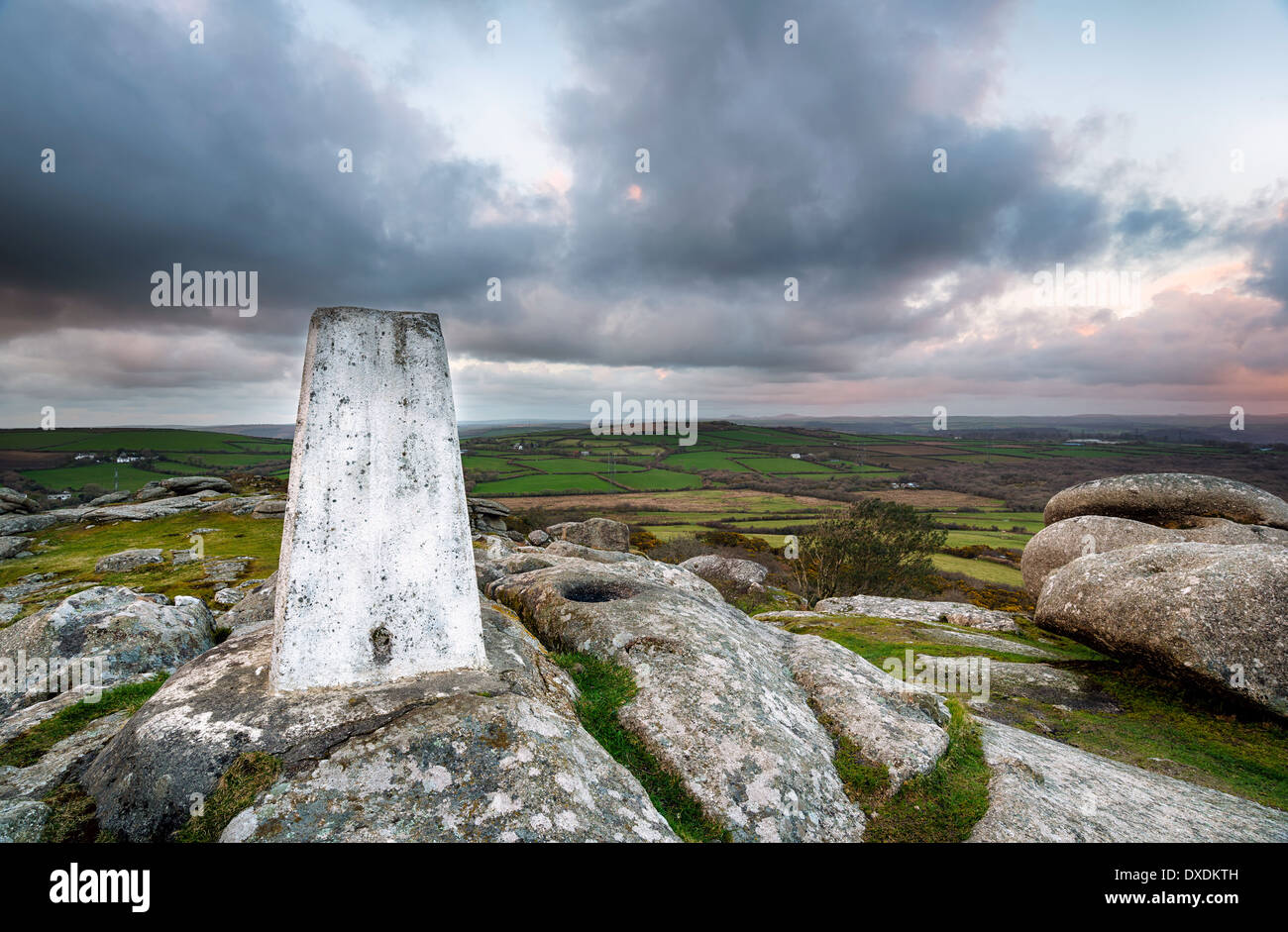 Un punto de triangulación mappingr Trig encima de Helman Tor en Cornwall. Foto de stock
